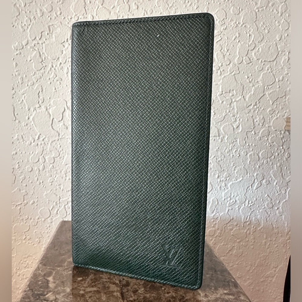 🎉SOLD🎉Authentic Louis Vuitton Green Taiga Leather Porte Valeurs Cartes wallet.